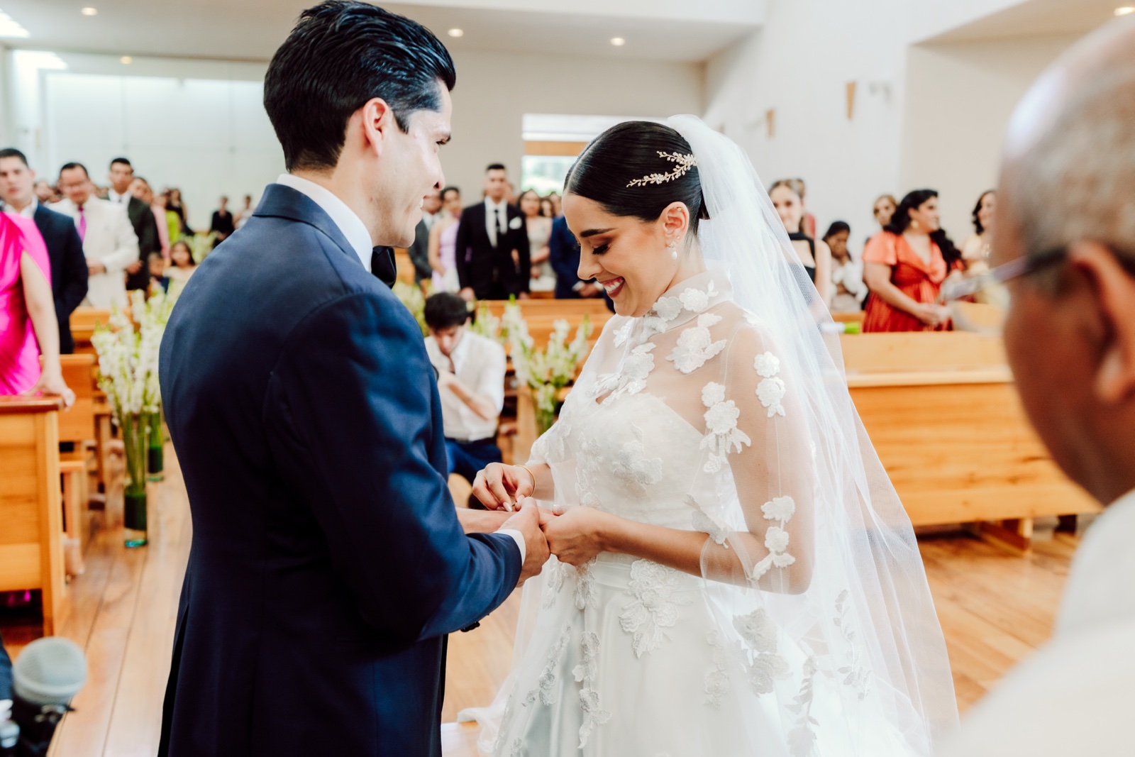 novios mirándose frente al altar