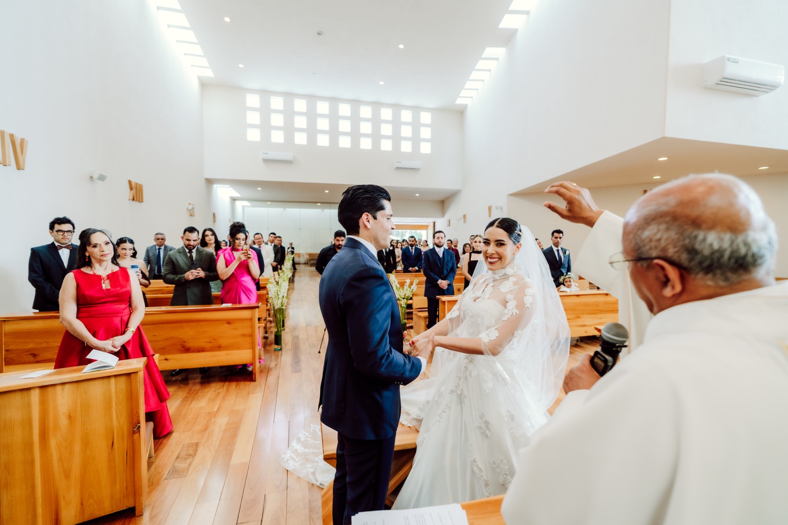 novios entrando juntos a la ceremonia