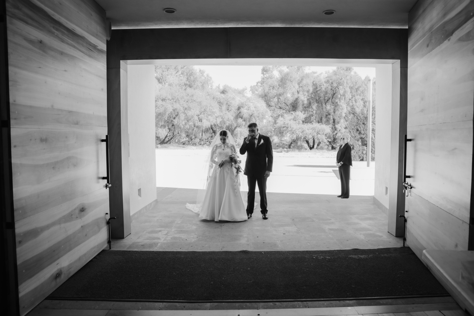 novios al fondo de una entrada, en blanco y negro