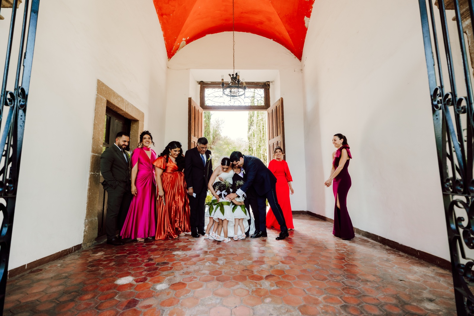 novia e invitados posando juntos en el corredor