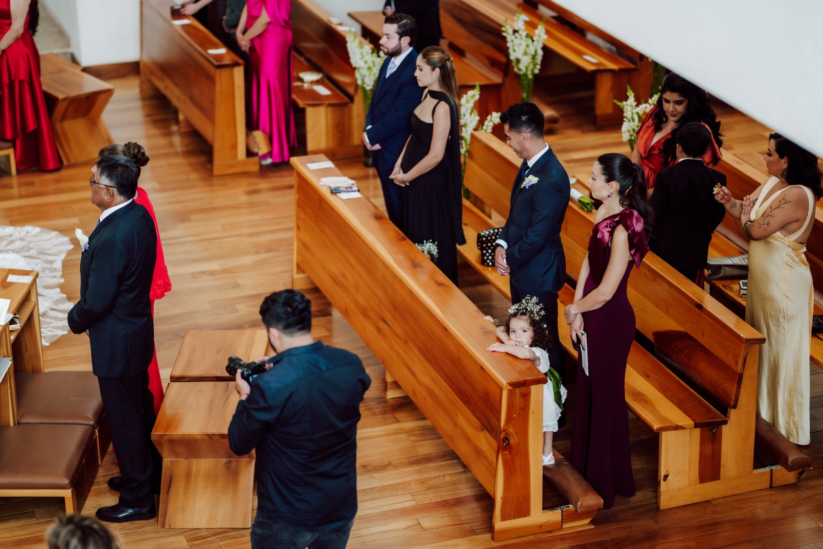 invitados sentados en las bancas de la capilla