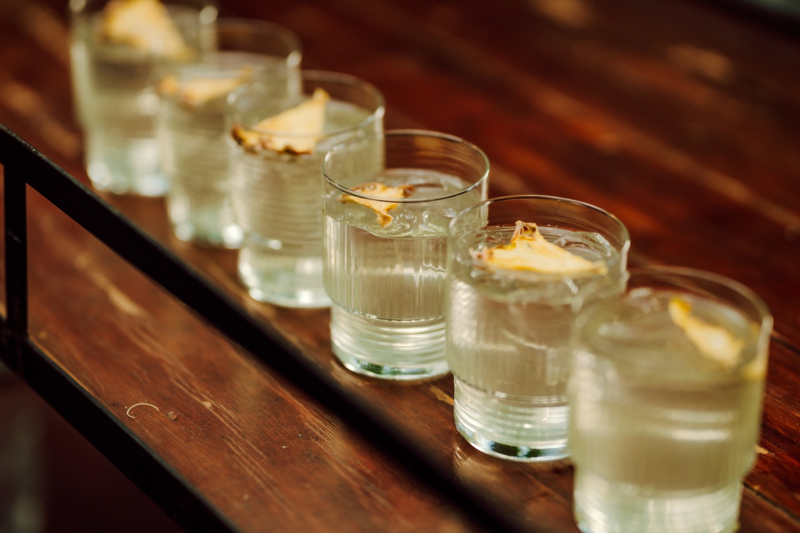 fila de vasos sobre una barra de madera