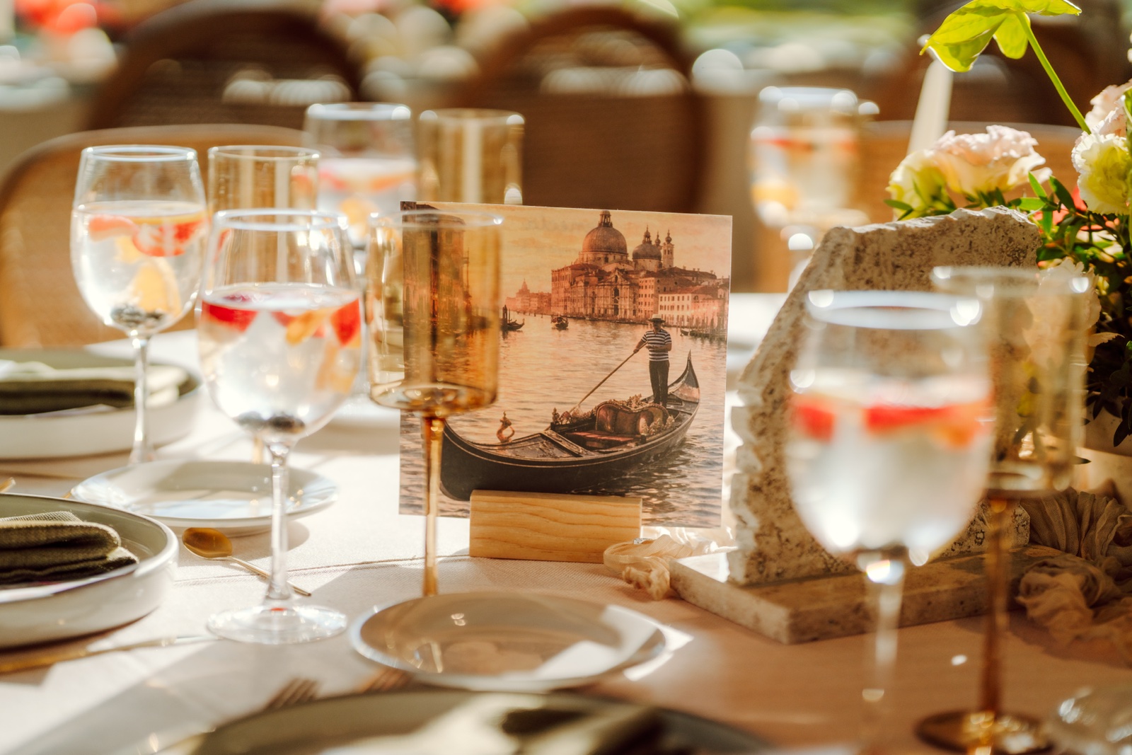 detalle de copas de cristal sobre una mesa de boda