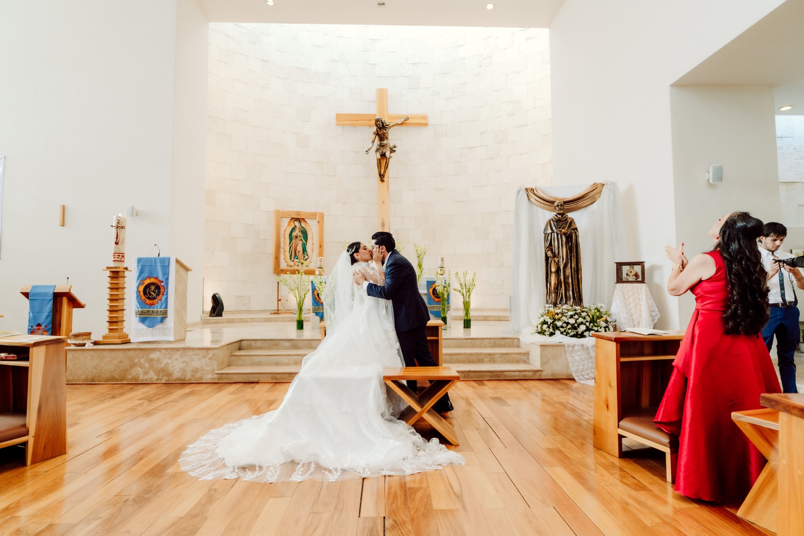 novios frente al altar de la capilla