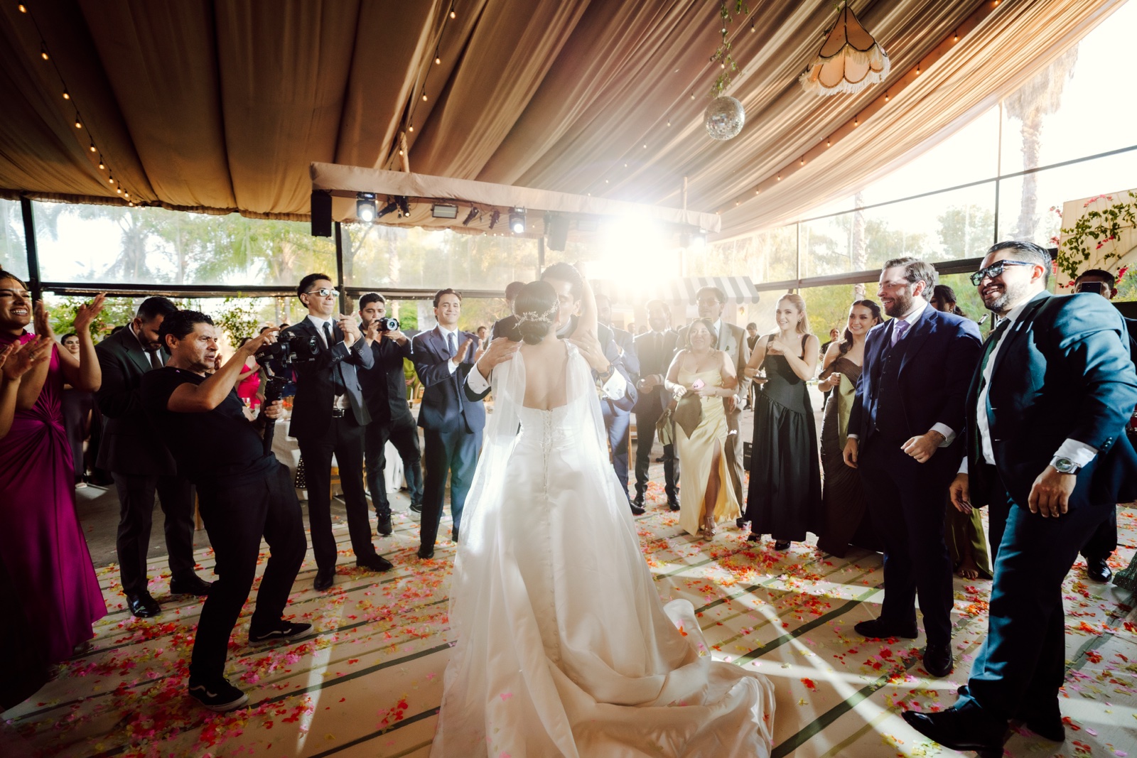 novia entrando a la pista bajo la iluminación del salón