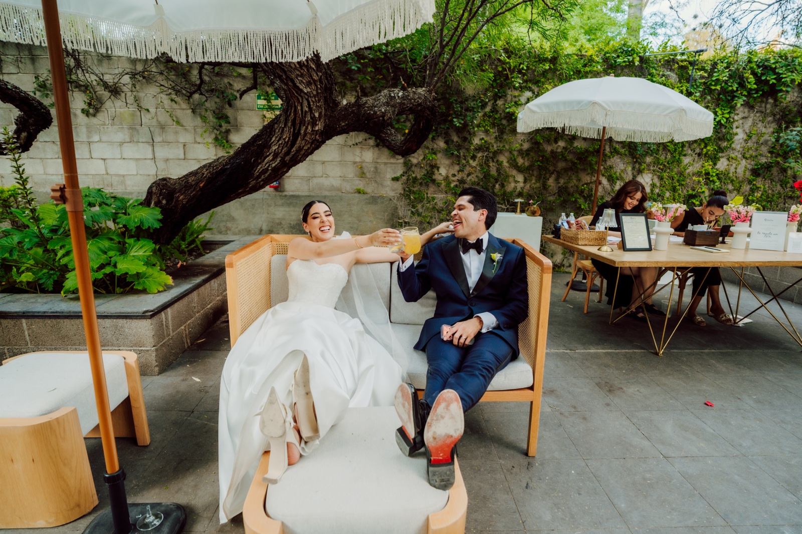 novia acompañada por invitados en el jardín