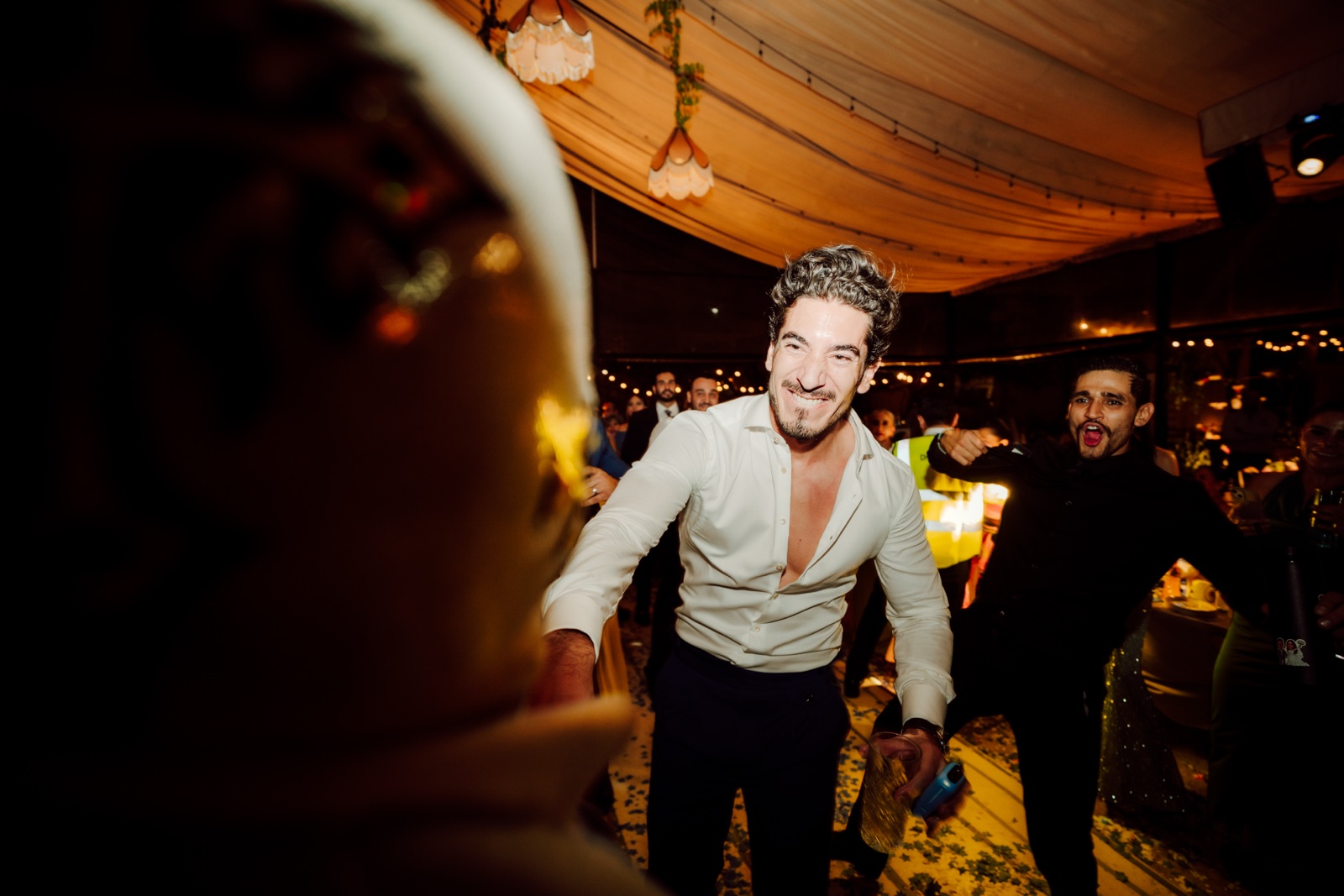invitado bailando con los brazos extendidos