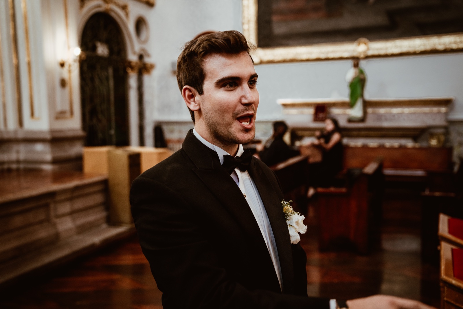 retrato del novio con traje oscuro dentro de la iglesia