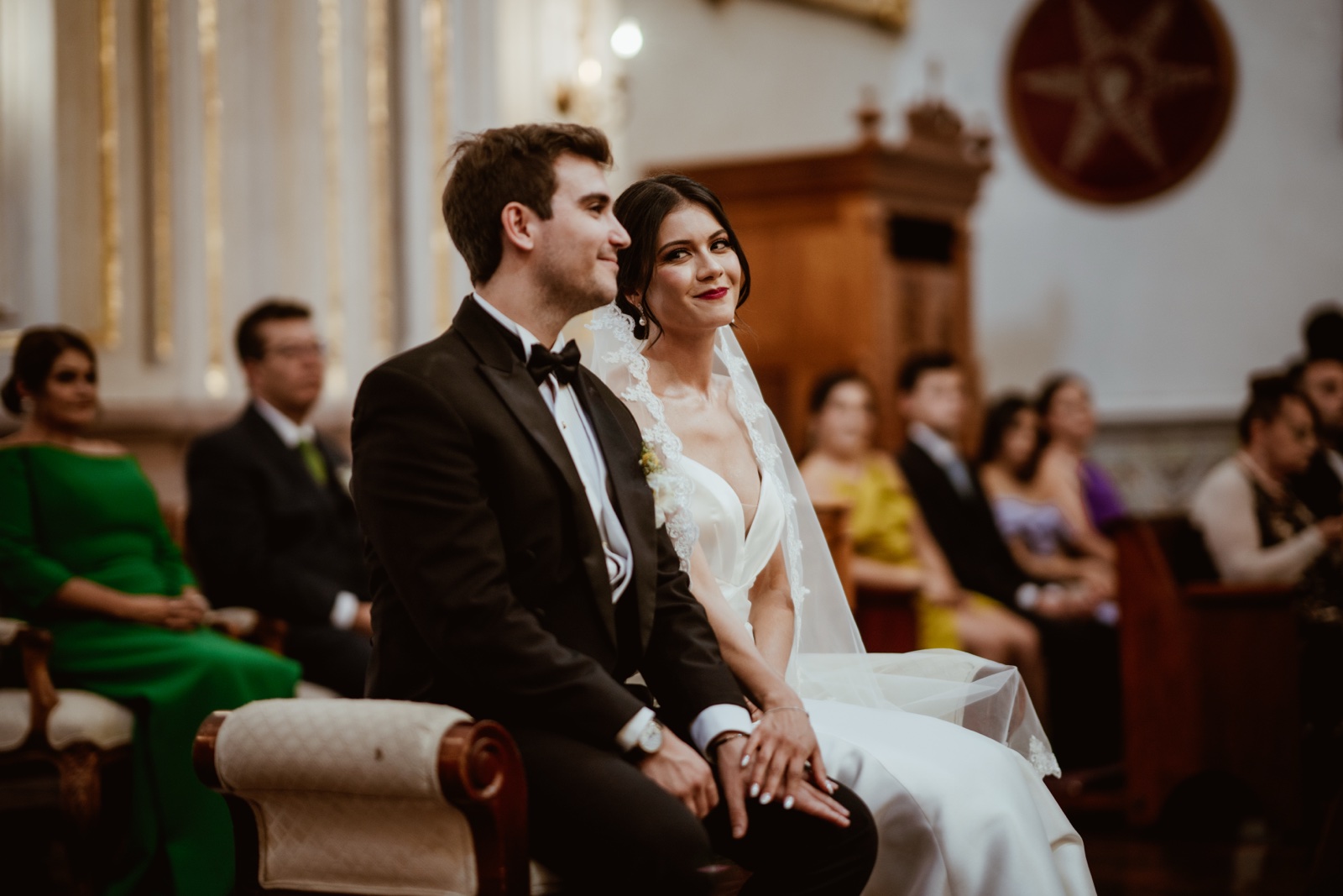 novios sentados juntos durante la ceremonia