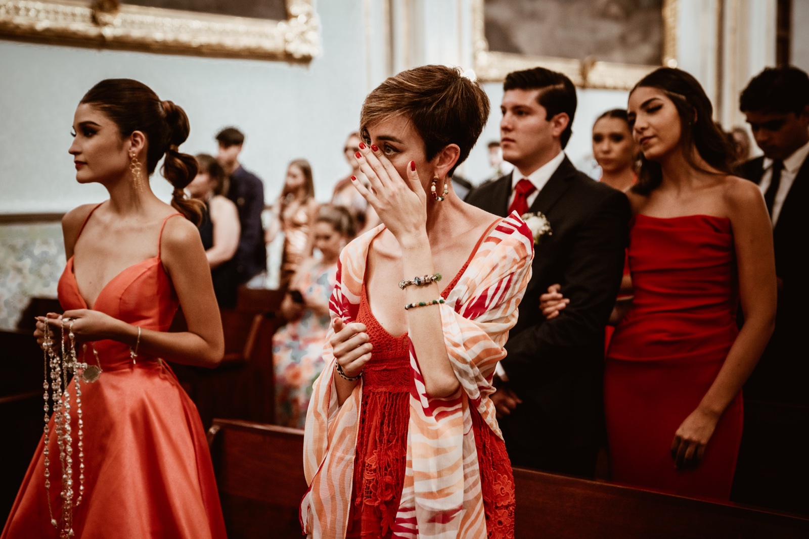 invitadas acompañando a la pareja en la ceremonia