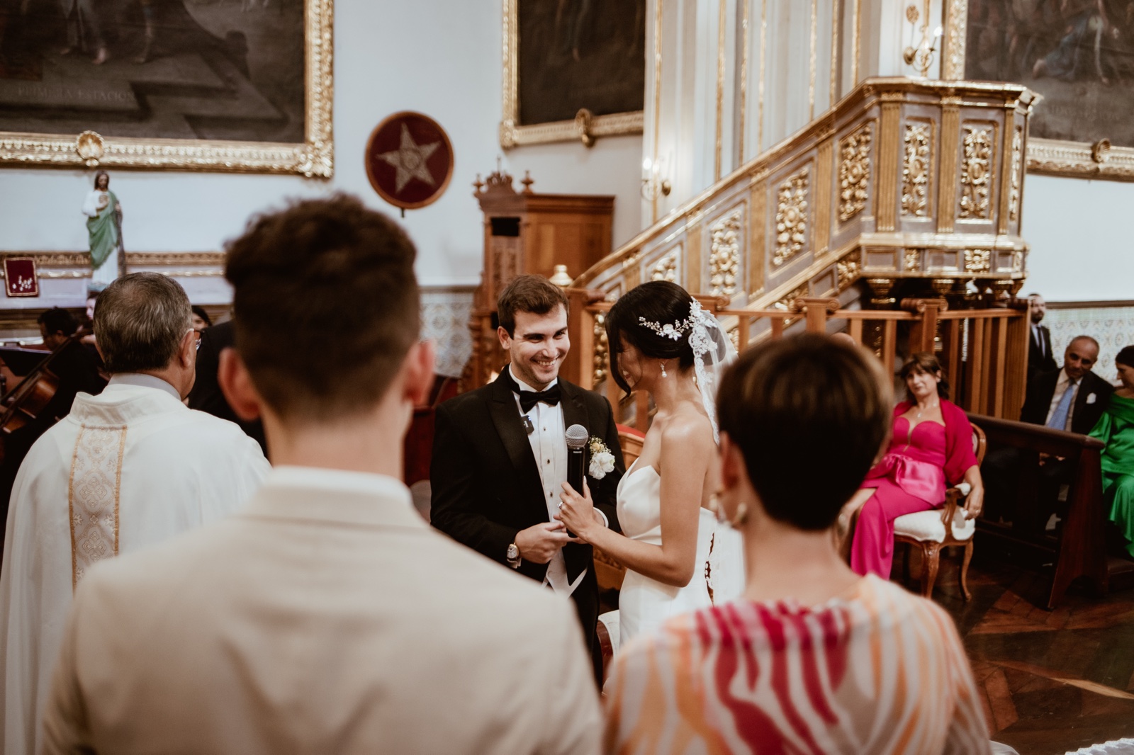 invitados y novios reunidos durante la ceremonia