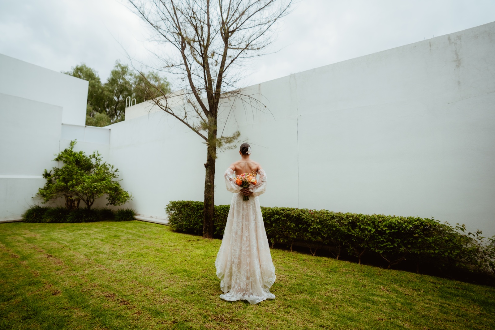 novia con su vestido extendido sobre el césped