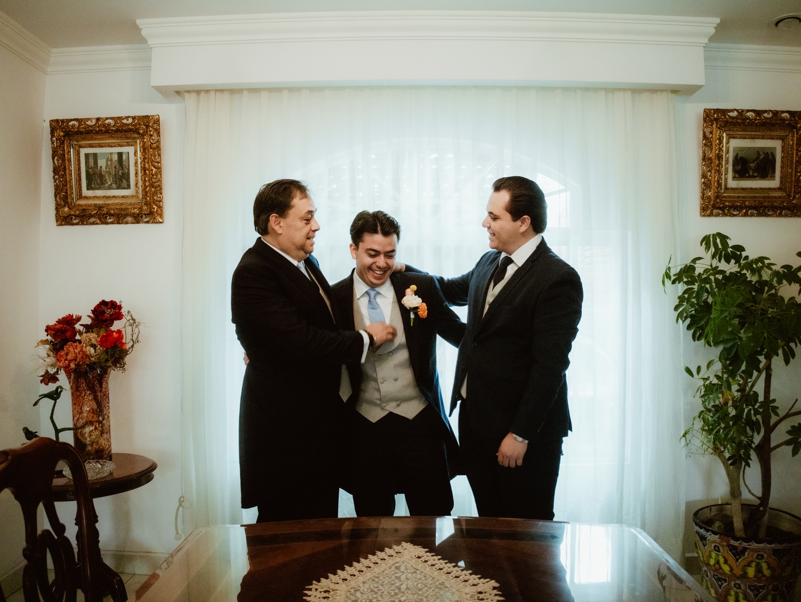 novio acompañado mientras se prepara para la boda