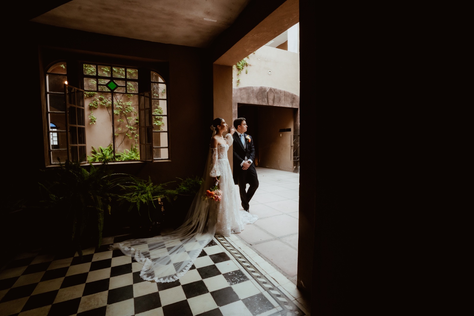 novios en un corredor con piso ajedrezado