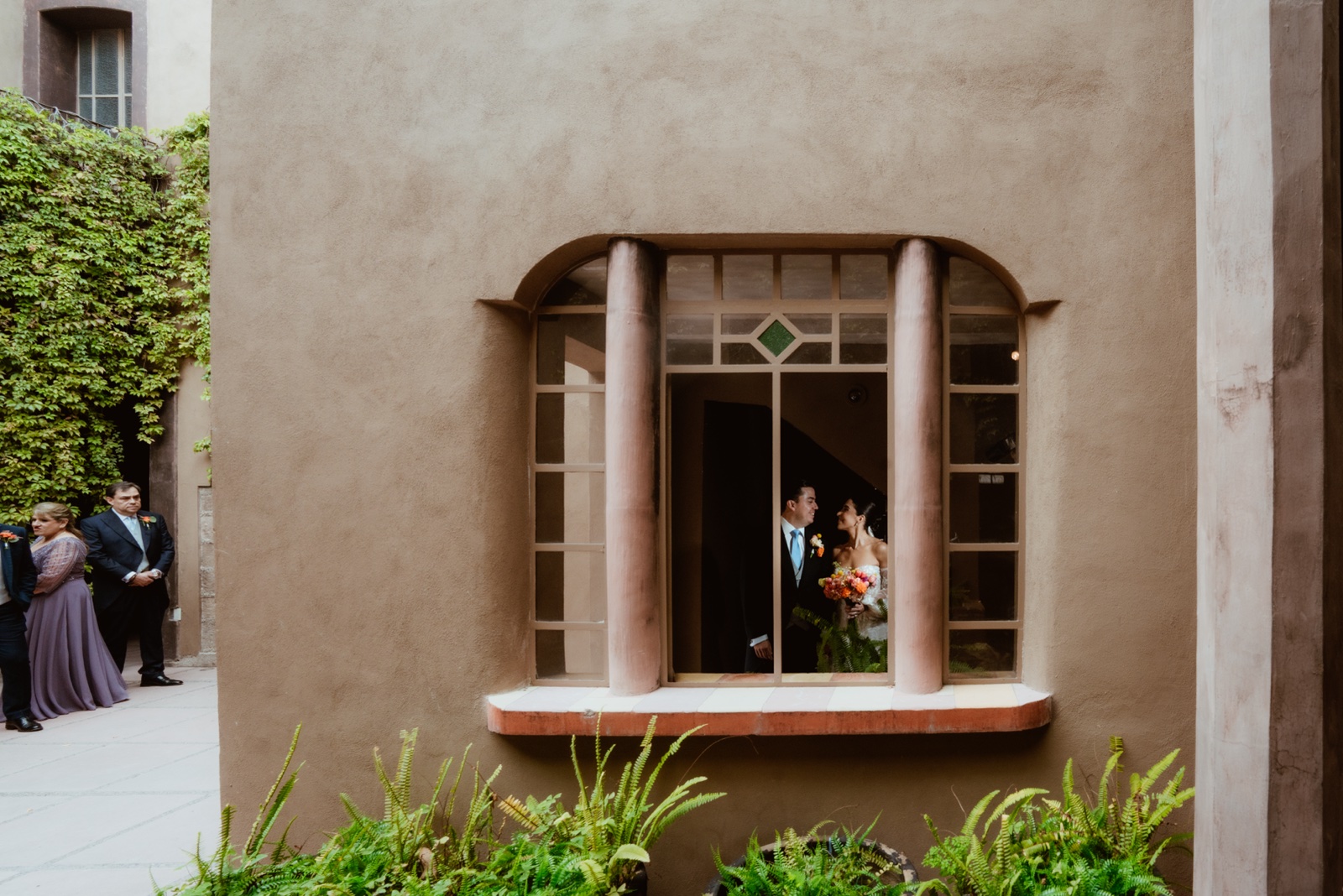 ventana de madera en una fachada de piedra
