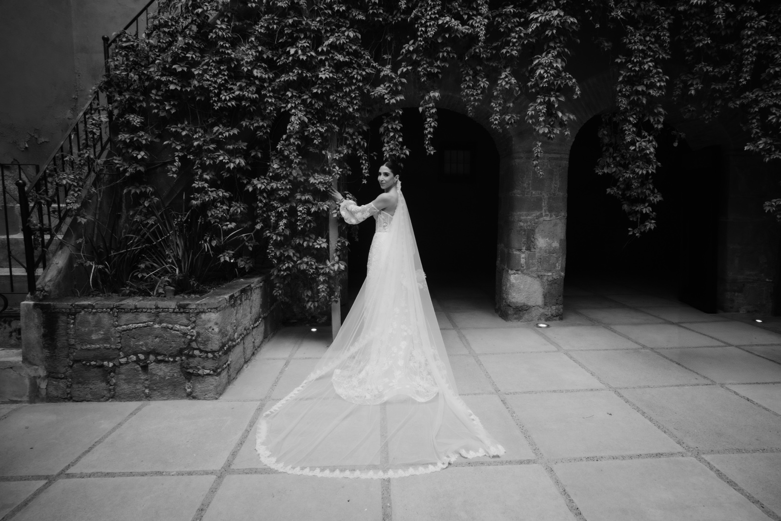 novia caminando por el patio, en blanco y negro