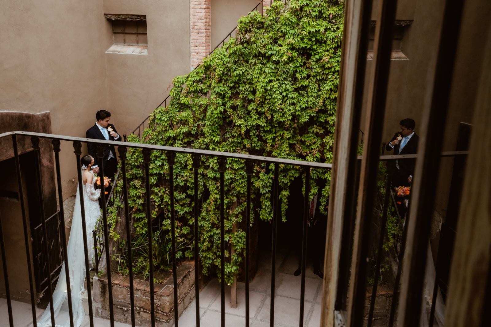 novios junto a un barandal en el patio