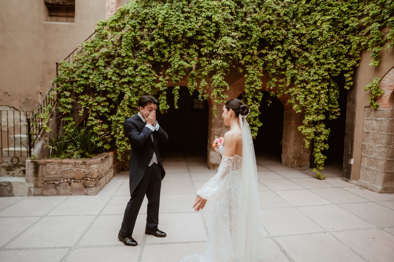 novios tomados de las manos en el patio