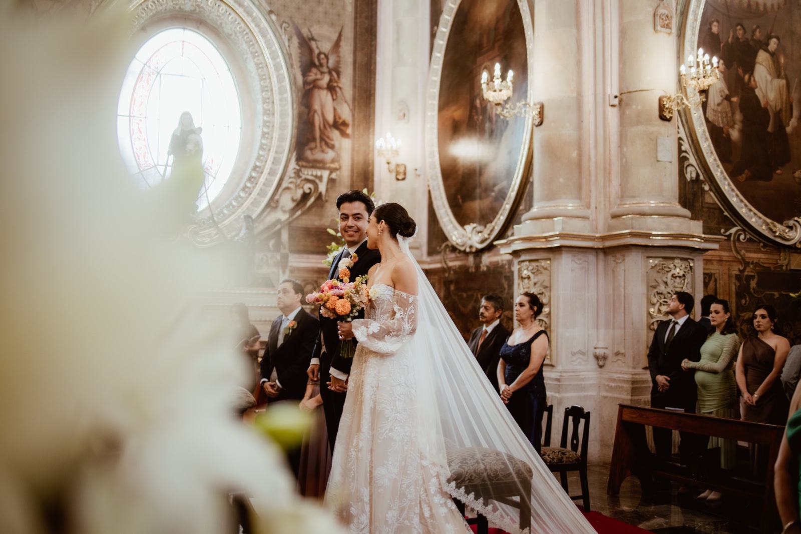 novia frente al altar de la iglesia