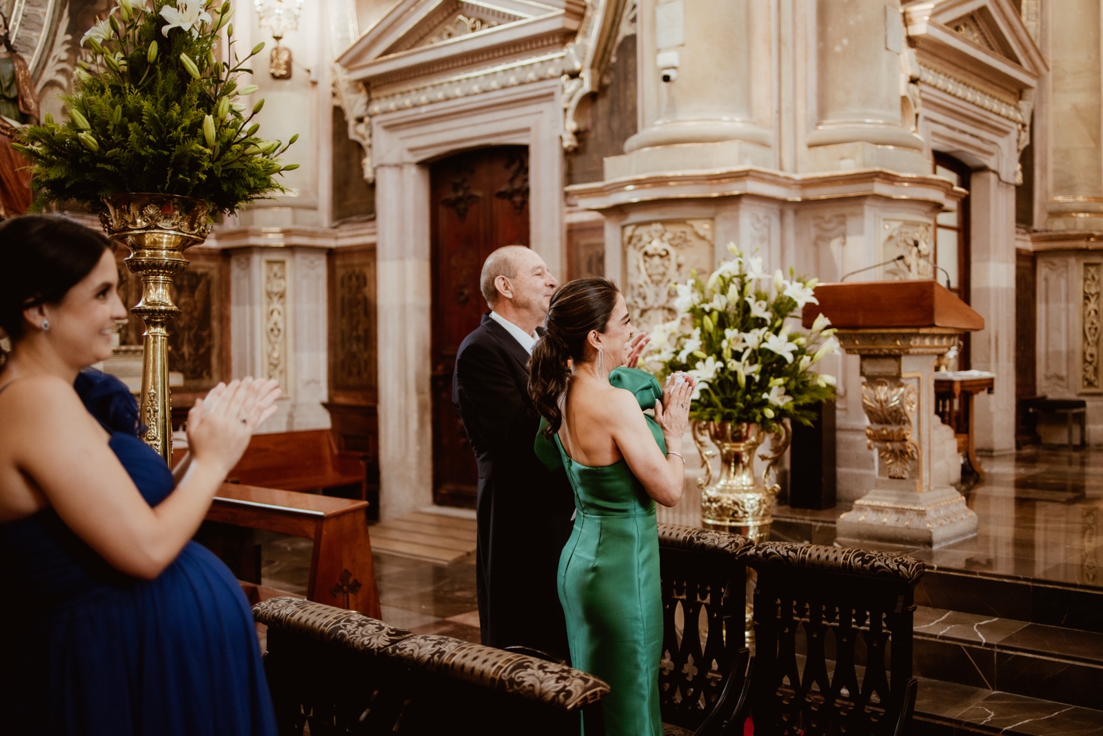invitadas conversando junto al altar