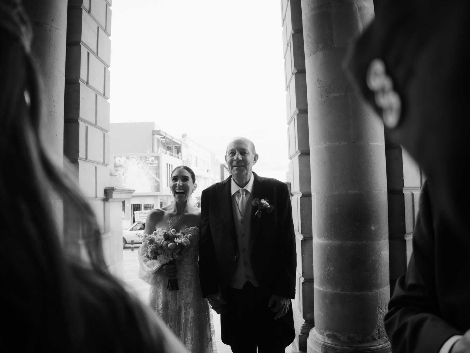 novio entrando a la iglesia, en blanco y negro