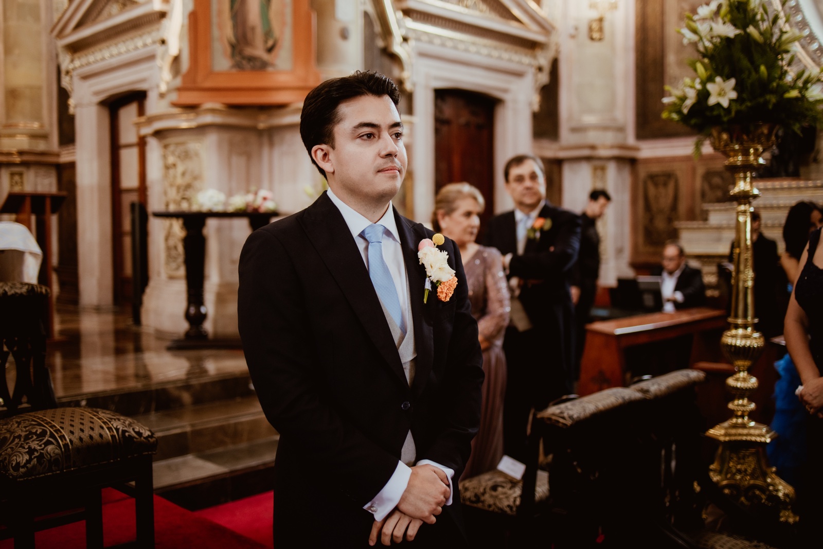 novio junto al altar de la iglesia