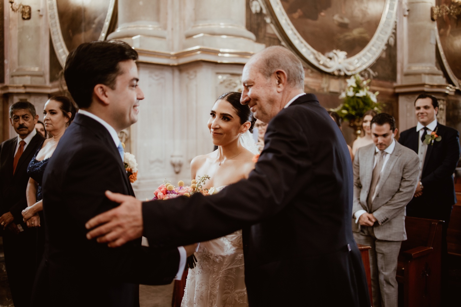 abrazo entre el novio y un invitado en la iglesia
