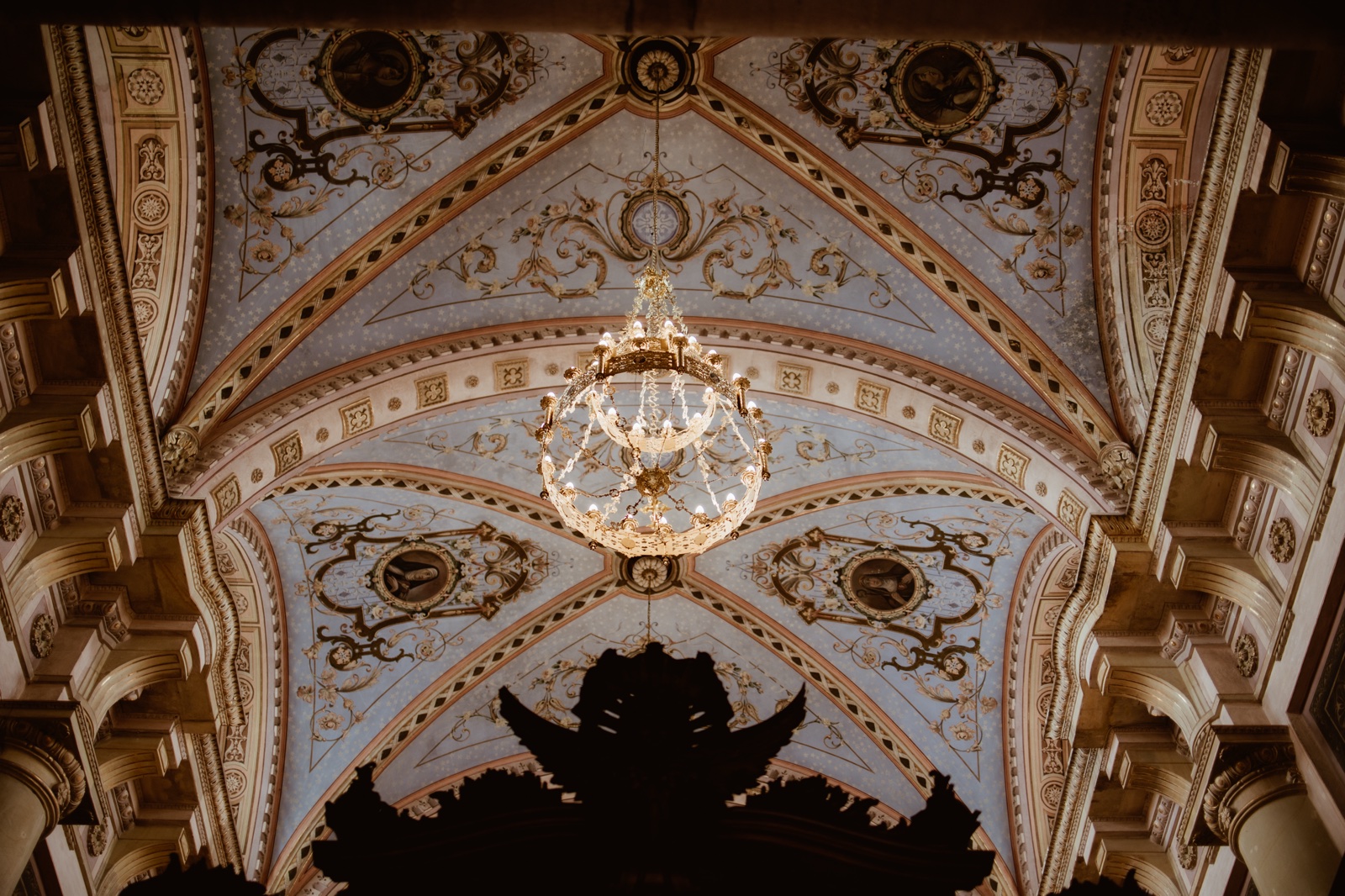bóveda ornamentada en el interior de la iglesia