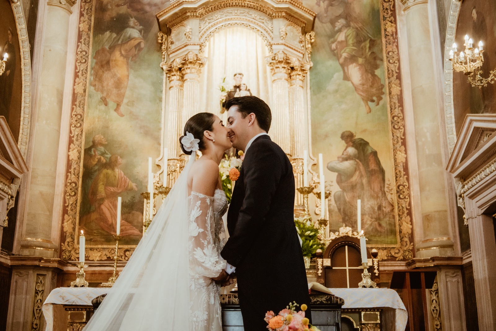 novios mirándose junto al altar