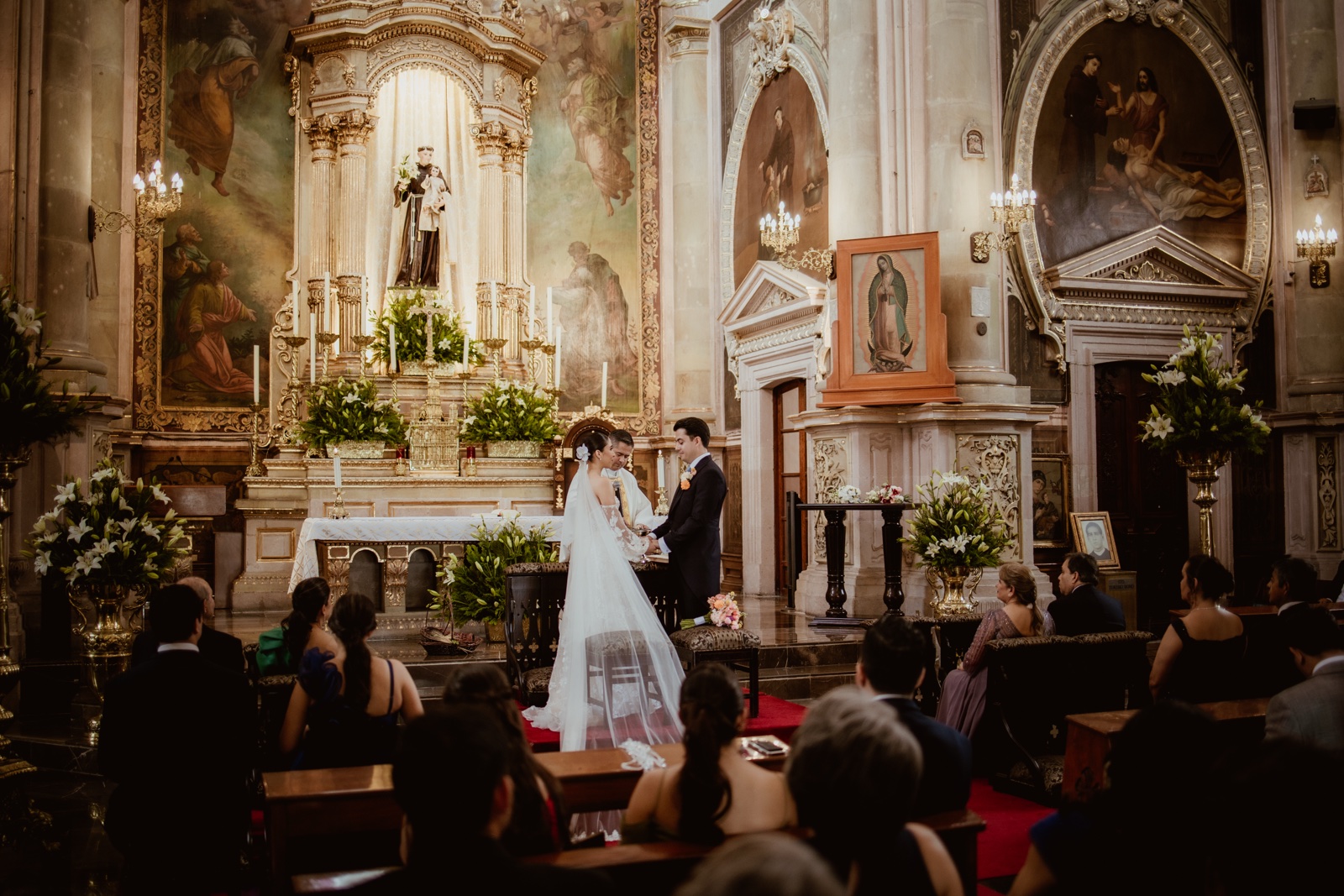 novios frente al altar durante la ceremonia religiosa