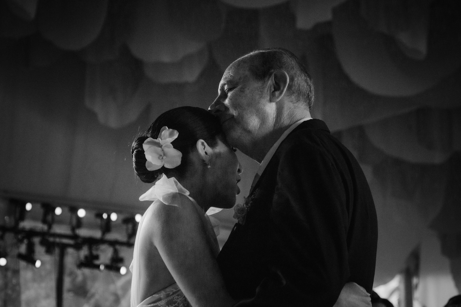 novia bailando con un invitado, en blanco y negro