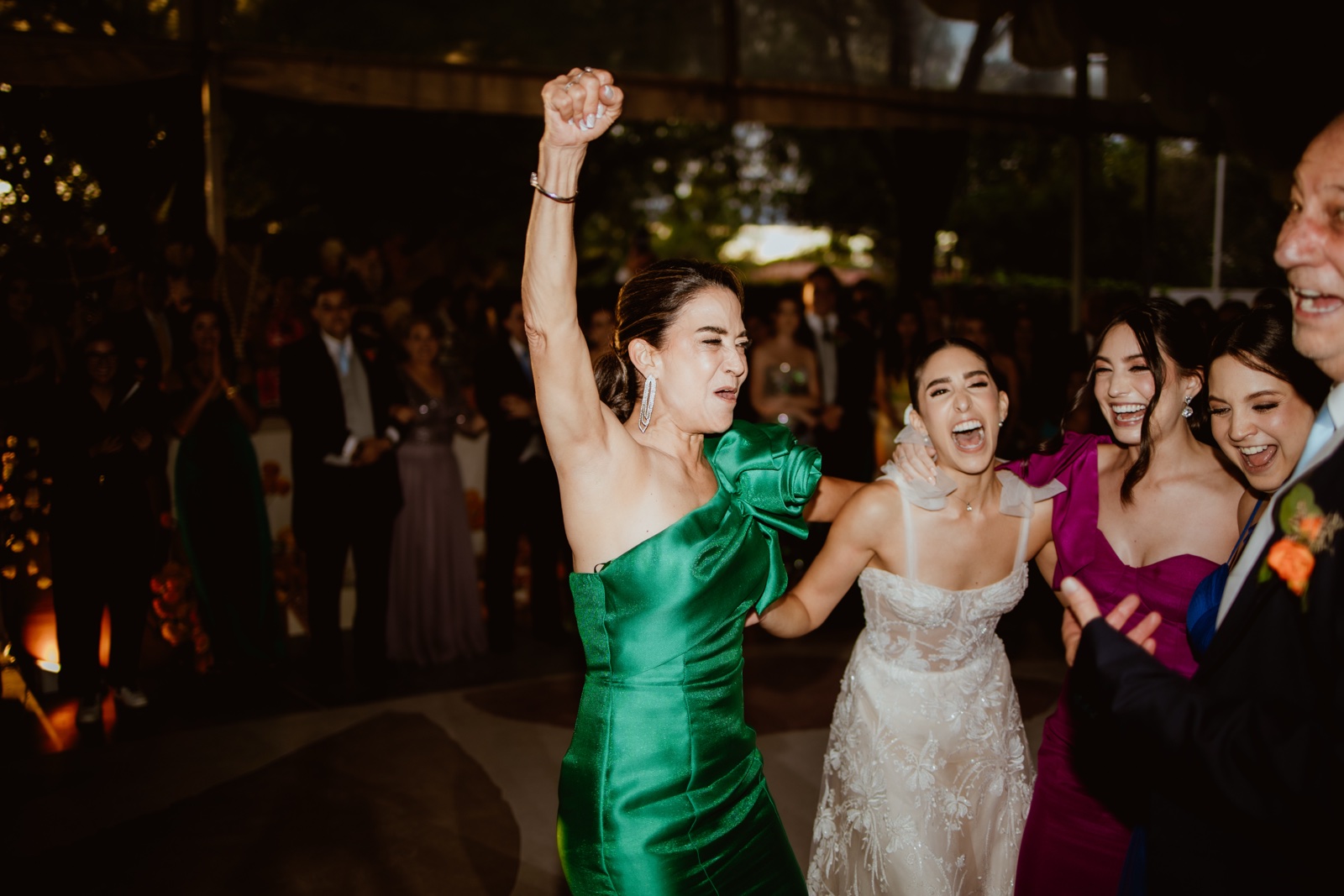 invitada con el brazo levantado durante el baile