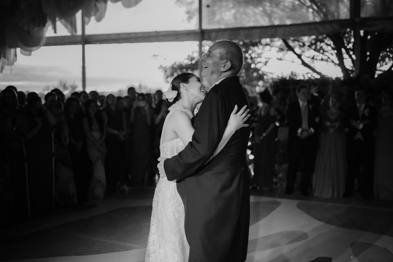 pareja abrazada durante un baile, en blanco y negro
