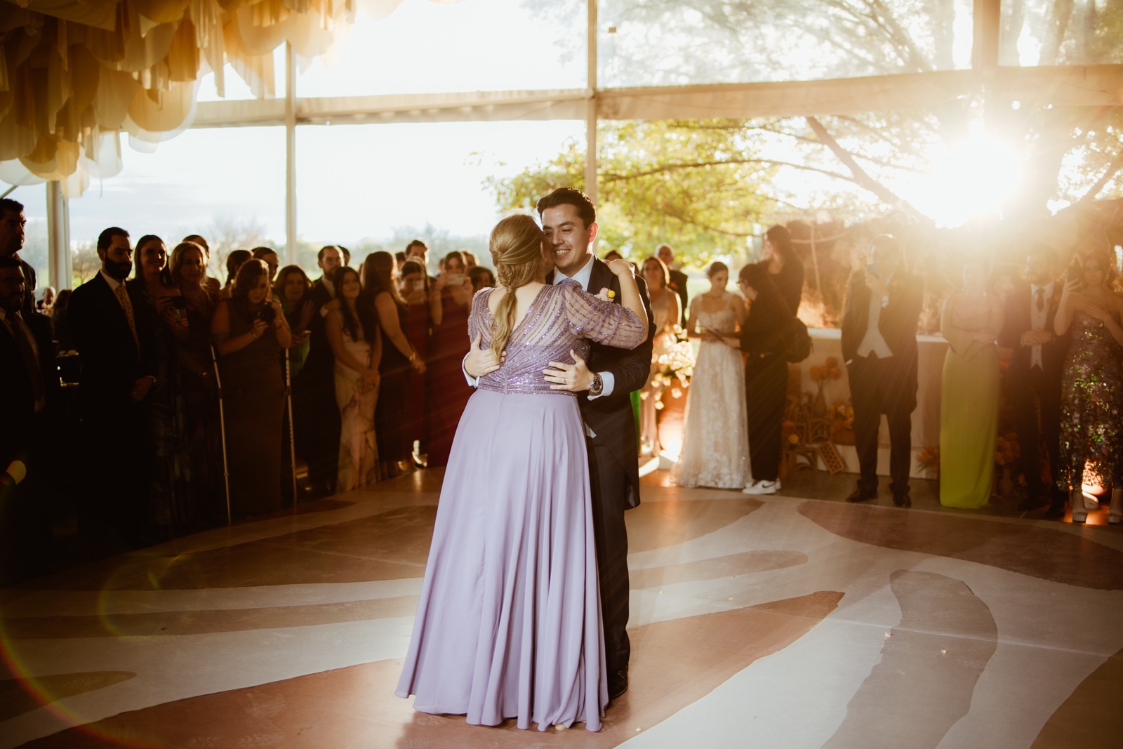 pareja bailando bajo la luz del atardecer