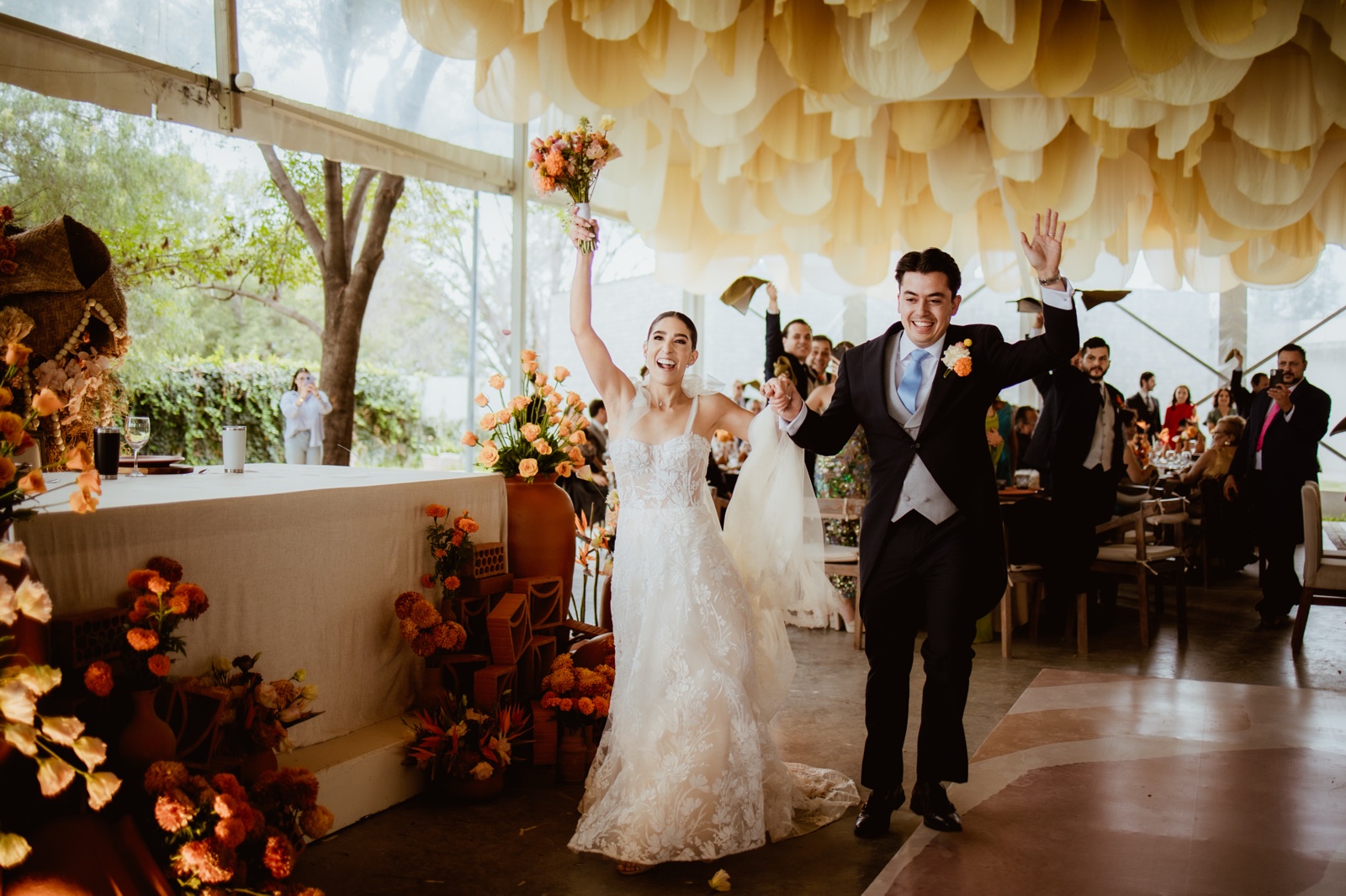 novios entrando juntos al salón de boda