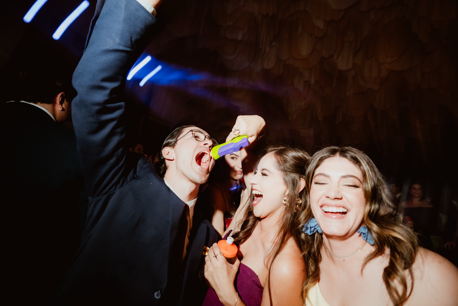 novio e invitadas sonriendo durante la fiesta