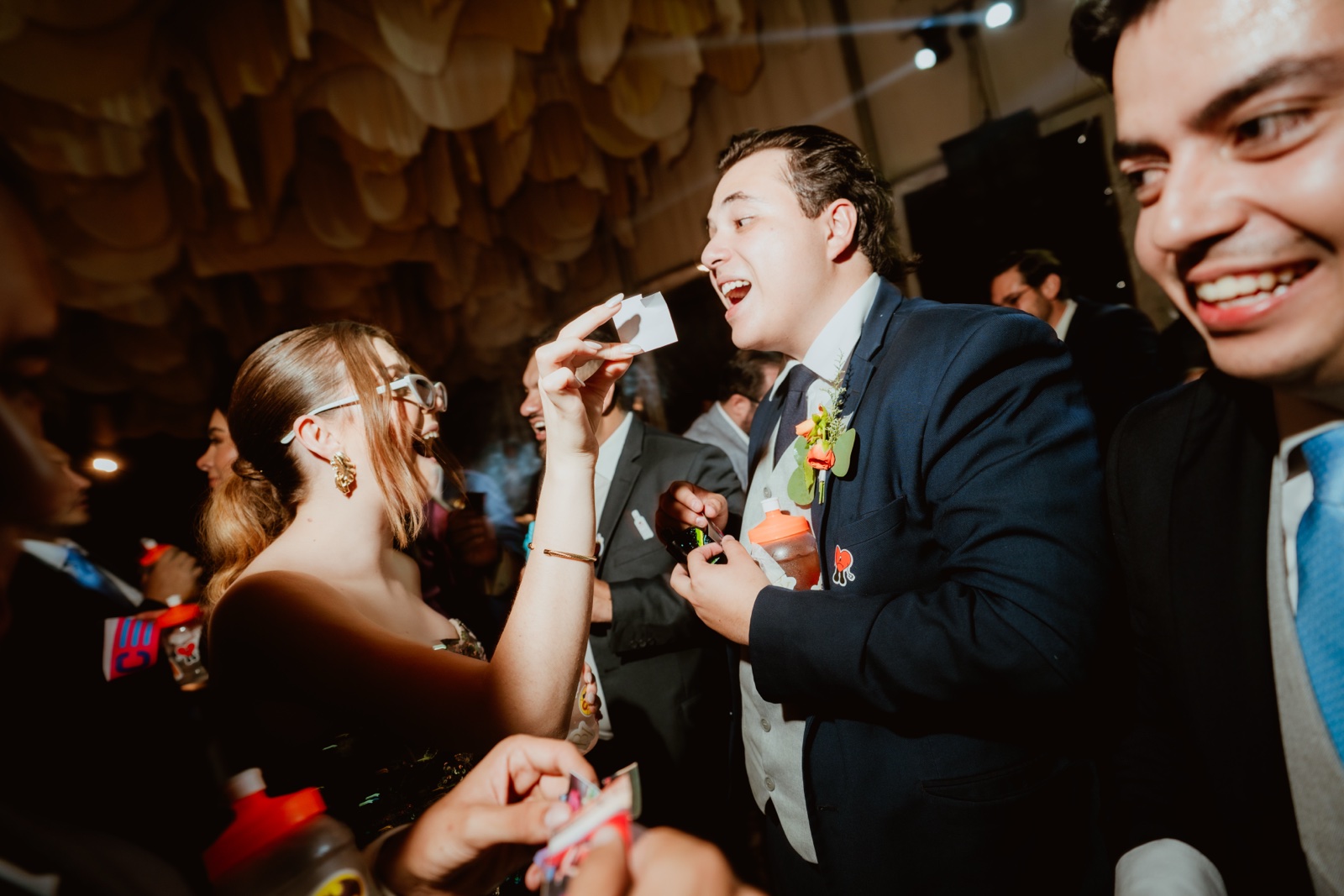 novio cantando entre invitados durante la fiesta