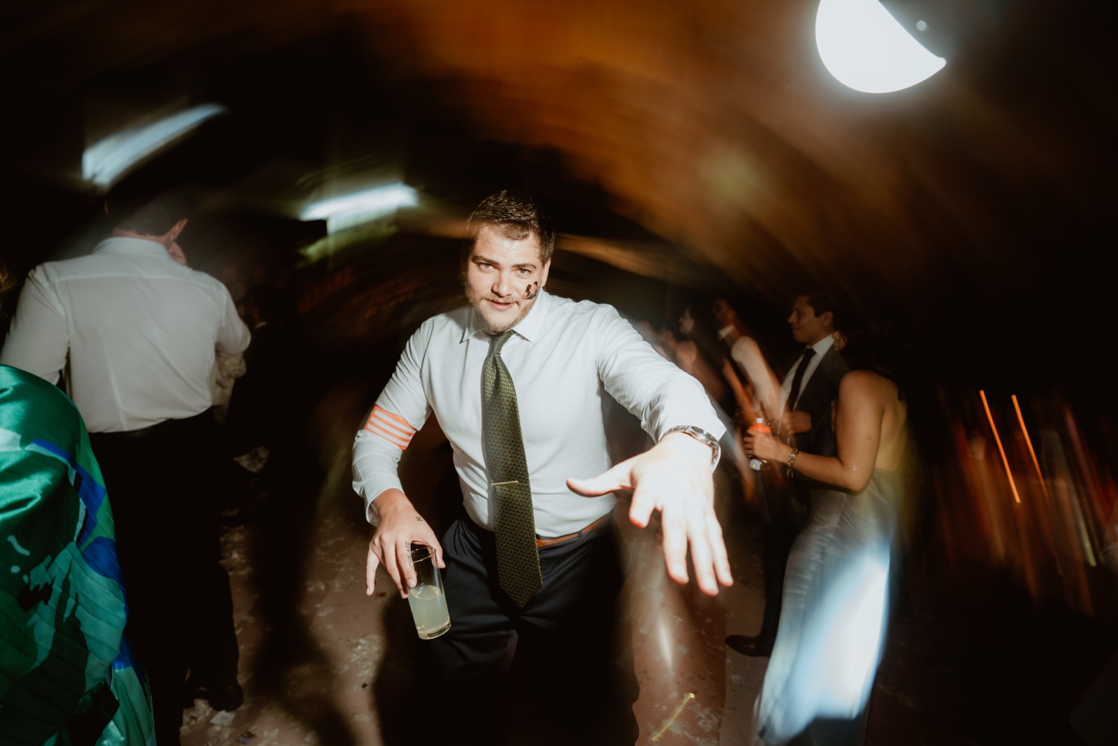 novio bailando bajo las luces del salón