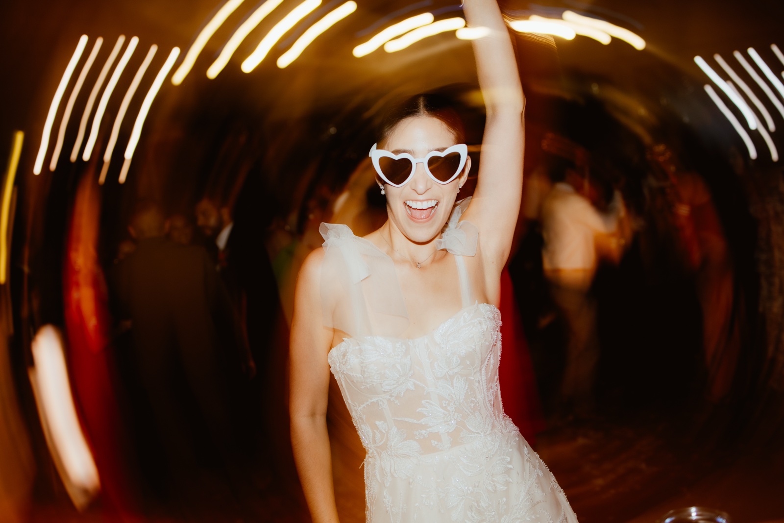 novia con lentes oscuros durante la fiesta