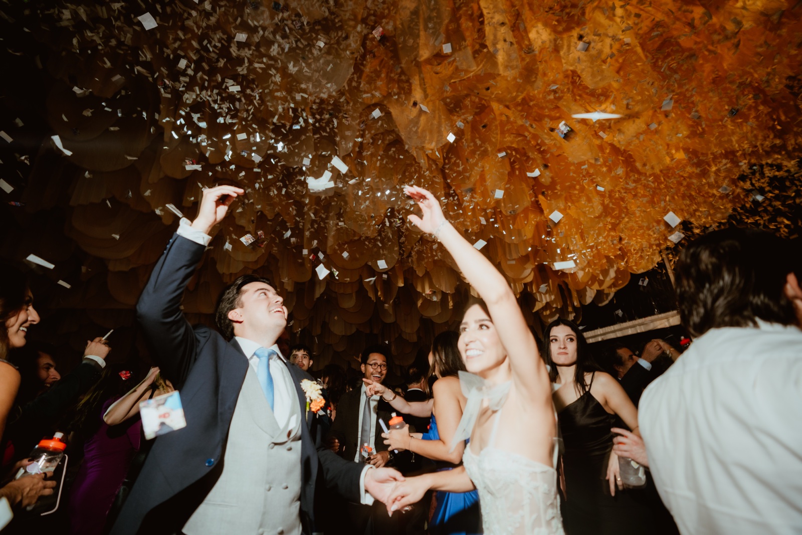 invitados celebrando bajo una lluvia de confeti