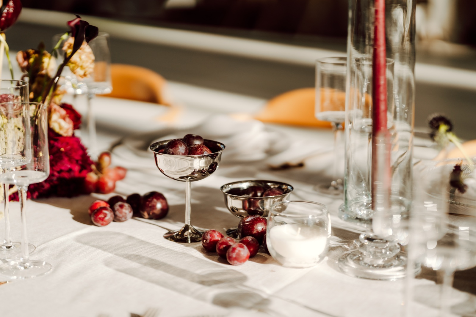 detalle de copas y flores sobre una mesa de boda