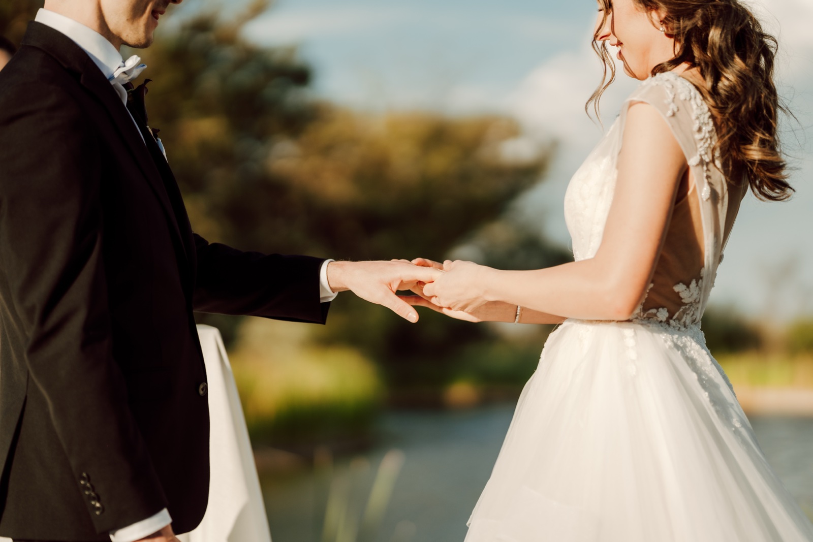 detalle de las manos de los novios durante el intercambio de anillos