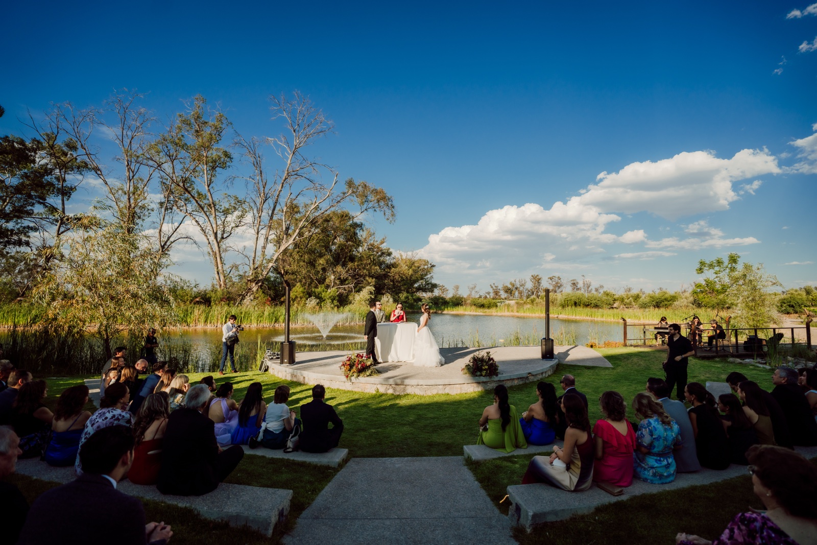 vista del jardín y el altar de la ceremonia
