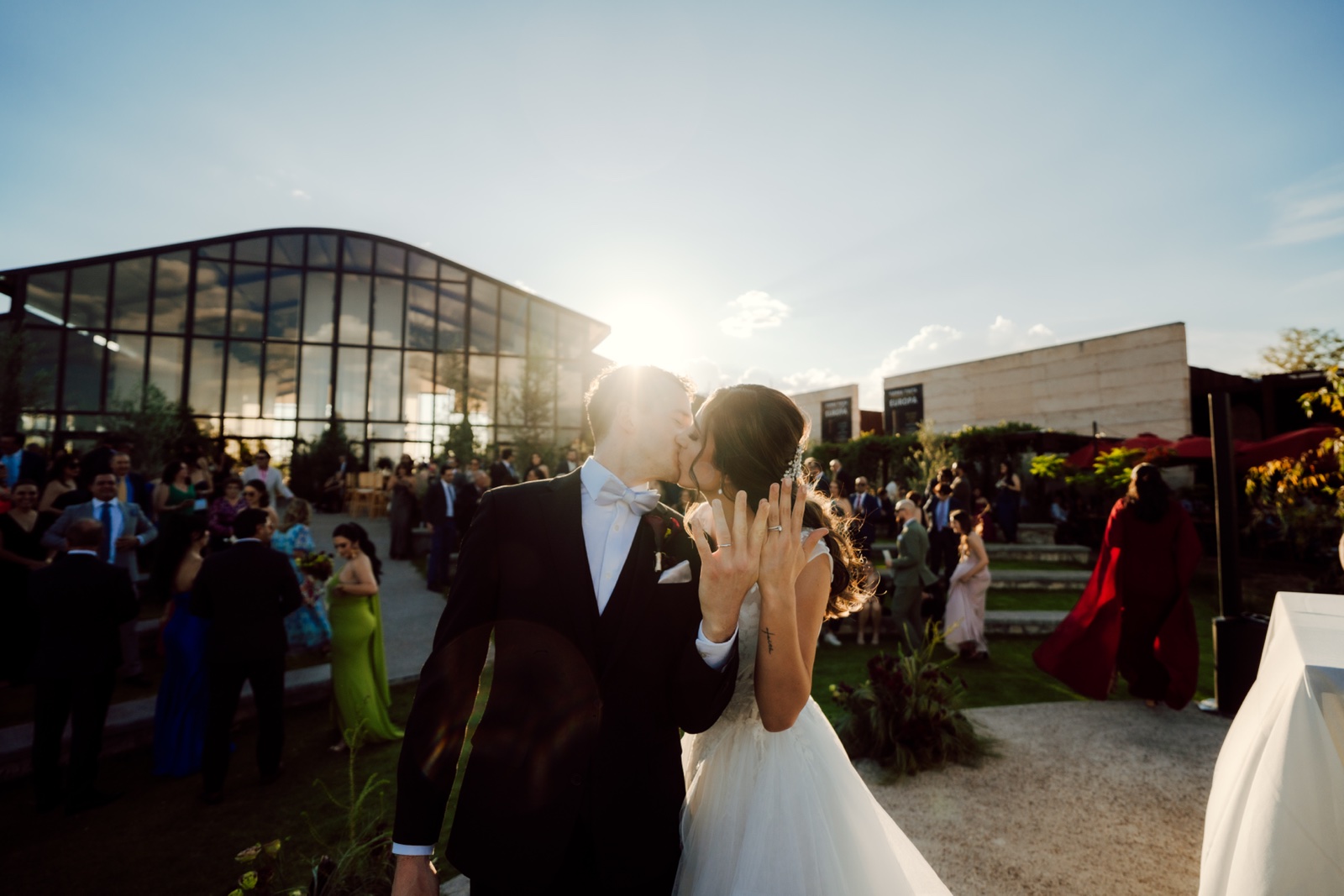 novios celebrando rodeados de invitados a contraluz