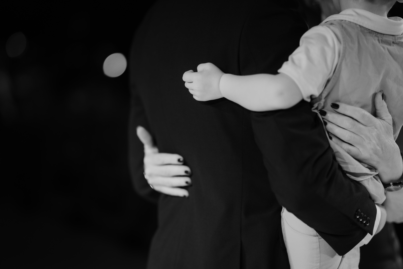 detalle de las manos y el abrazo durante el baile, en blanco y negro