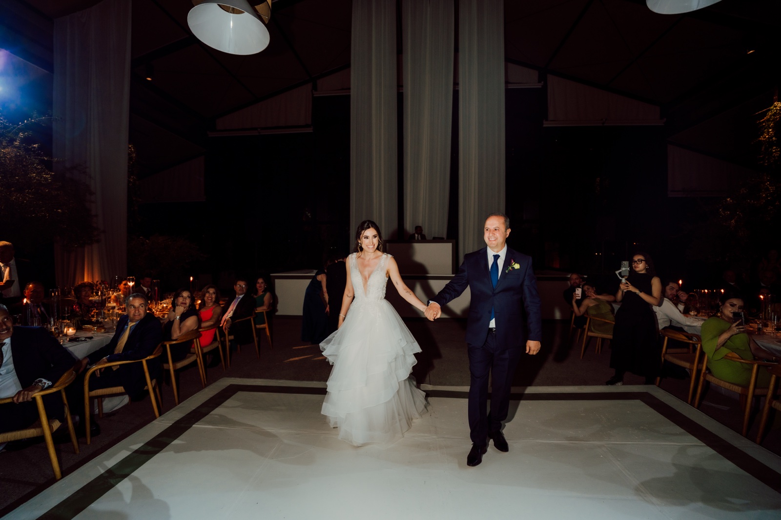 novia bailando con un invitado en la pista