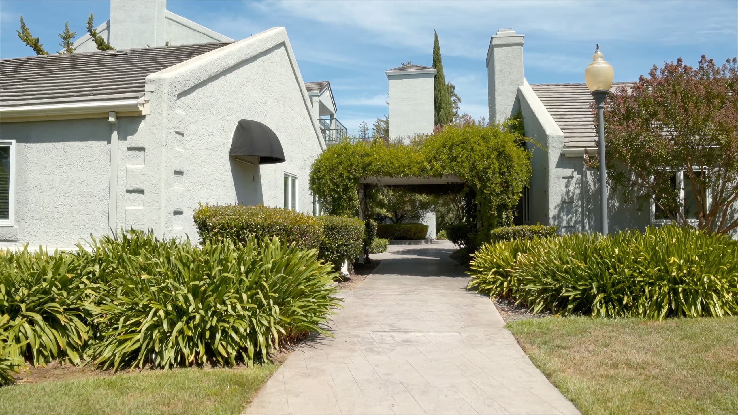 Sunny courtyard and walkway outside Bevan Dental, dentist in Napa, CA