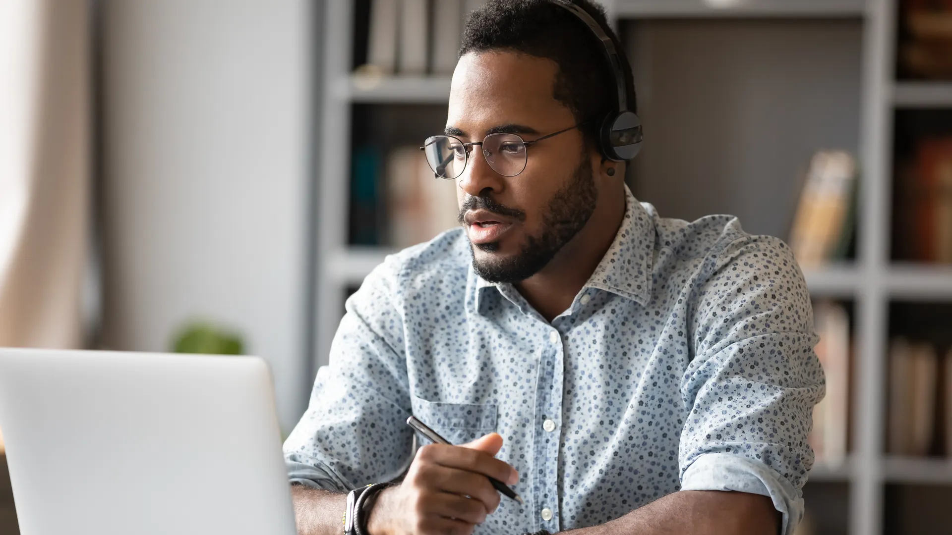 A student with headphones taking the online public adjuster course