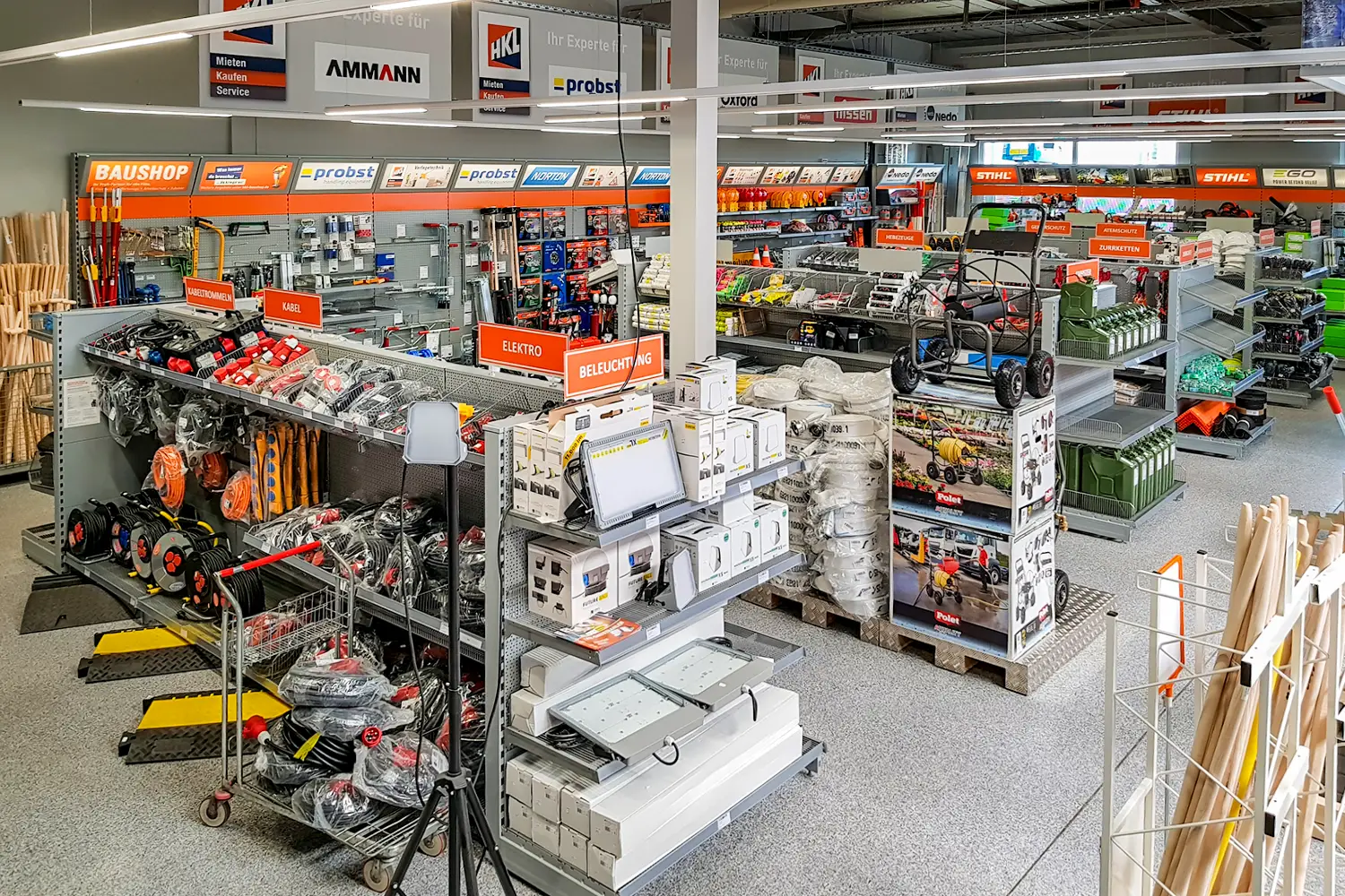Verkaufsfläche eines technischen Großhandels mit Regalen, Palettenware und Geräten