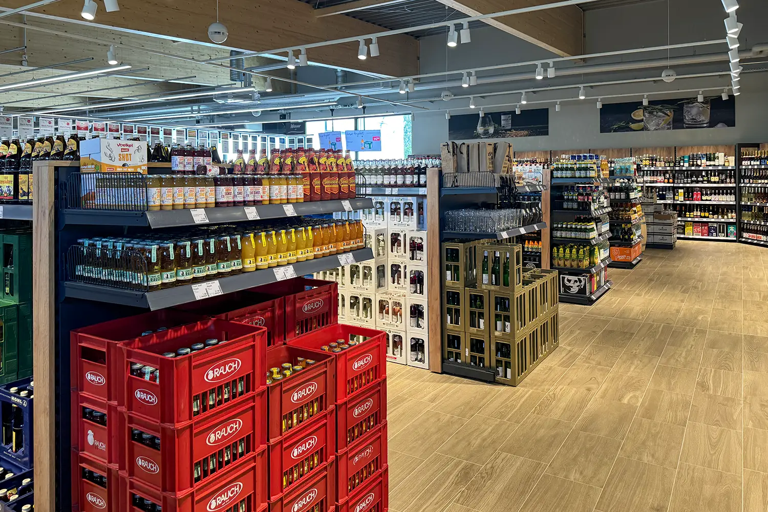 Verkaufsfläche eines Getränkefachmarkts mit Getränkekästen, Flaschenregalen und Gondeln